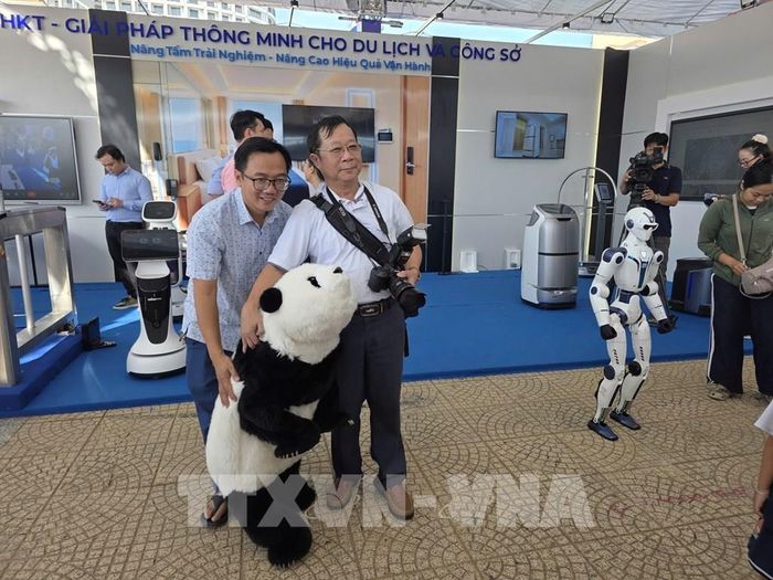 Người dân tham gia các ứng dụng công nghệ . Ảnh Đặng Tuấn -TTXVN