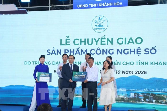Lễ chuyển giao sản phẩm công nghệ số cho các cơ quan, doanh nghiệp của tỉnh Khánh Hòa. Ảnh Đặng Tuấn -TTXVN cao hiệu quả quản trị địa phương”. Ảnh Đặng Tuấn -TTXVN