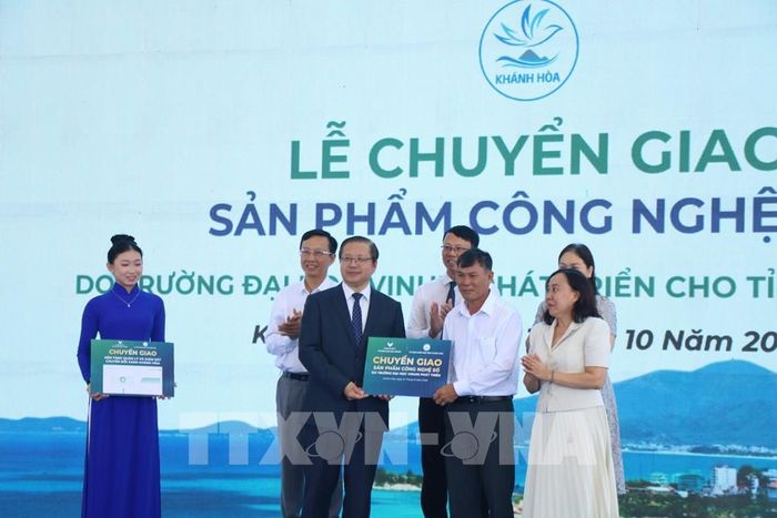 Lễ chuyển giao sản phẩm công nghệ số cho các cơ quan, doanh nghiệp của tỉnh Khánh Hòa. Ảnh Đặng Tuấn -TTXVN