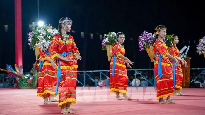 Những điệu múa dân gian đặc sắc của người Tà Mun được trình diễn trong các hoạt động giao lưu văn hóa cộng đồng dân tộc tại Tây Ninh. Ảnh: Minh Phú - TTXVN