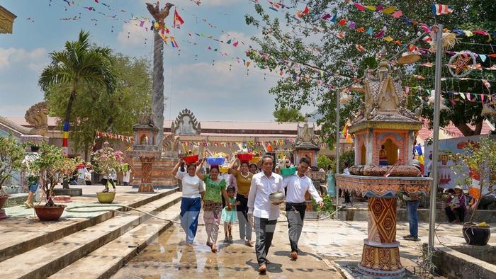 Đồng bào dân tộc Khmer tham gia các hoạt động sinh hoạt cộng đồng tại Chùa Khedol, phường Bình Minh, tỉnh Tây Ninh. Ảnh: Minh Phú - TTXVN