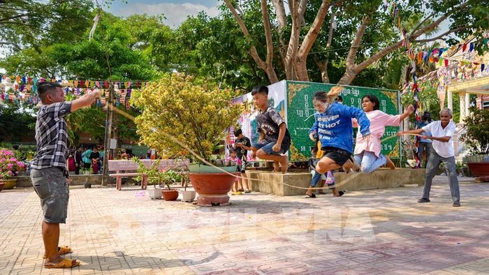 Đồng bào dân tộc Khmer tham gia các hoạt động sinh hoạt cộng đồng trong khuôn viên Chùa Khedol (Botum Kiri Rangsay, phường Bình Minh, tỉnh Tây Ninh). Ảnh: Minh Phú - TTXVN