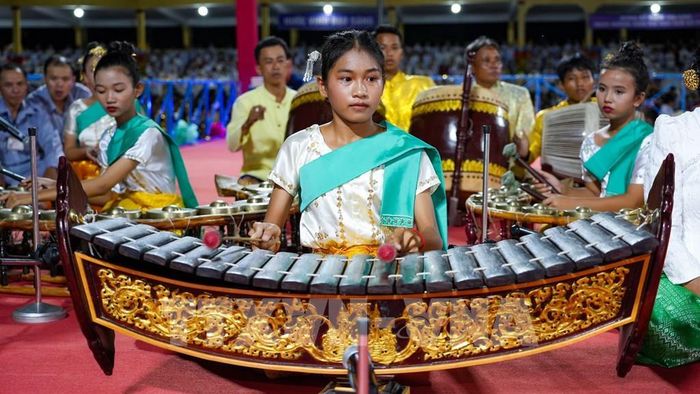 Thiếu nhi dân tộc Khmer biểu diễn nhạc cụ truyền thống, góp phần gìn giữ những giá trị nghệ thuật đặc sắc của đồng bào dân tộc thiểu số tại Tây Ninh. Ảnh: Minh Phú - TTXVN
