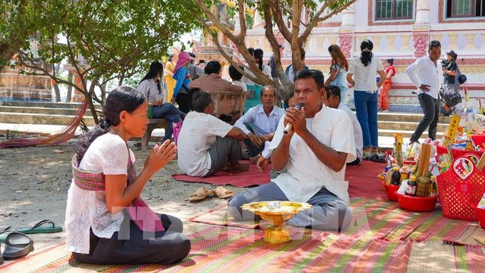 Đồng bào Khmer thực hiện nghi thức dâng lễ tại Chùa Khedol dịp lễ Sene Dolta 2026. Ảnh: Minh Phú - TTXVN