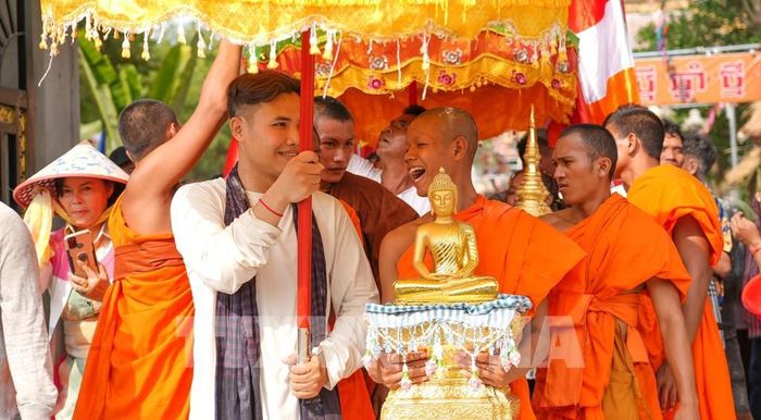 Các vị sư Khmer thực hiện nghi thức Phật giáo trong hoạt động lễ hội truyền thống, thể hiện sự gắn bó giữa đời sống tín ngưỡng với bản sắc văn hóa dân tộc. Ảnh: Minh Phú - TTXVN
