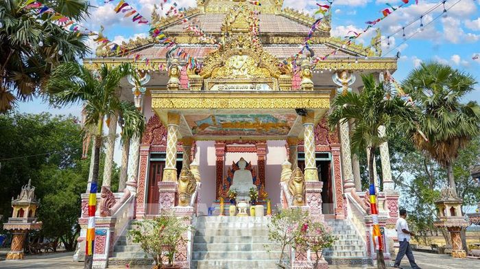 Kiến trúc chùa Chùa Khedol (phường Bình Minh, tỉnh Tây Ninh) với những đường nét, hoa văn trang trí đặc trưng dịp lễ Sene Dolta 2026. Ảnh: Minh Phú - TTXVN