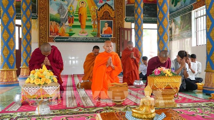 Các vị sư Khmer thực hiện nghi thức Phật giáo tại Chùa Khedol, phát huy vai trò của các cơ sở tôn giáo trong xây dựng cộng đồng đoàn kết, văn minh. Ảnh: Minh Phú - TTXVN