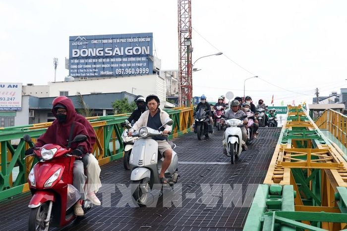Các phương tiện di chuyển lên phà Cát Lái. Ảnh: Tiến Lực - TTXVN