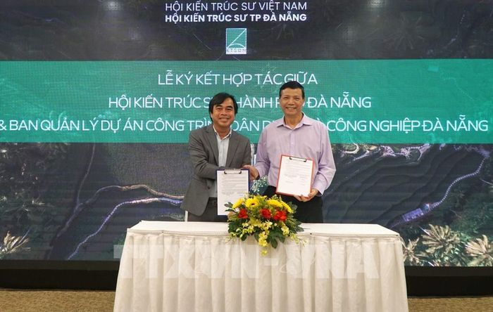 Lễ ký kết “Đồng hành xuyên suốt” của Hội Kiến trúc sư thành phố Đà Nẵng với Ban Quản lý dự án đầu tư xây dựng các công trình dân dụng, công nghiệp và hạ tầng kỹ thuật Đà Nẵng. Ảnh: Quốc Dũng - TTXVN