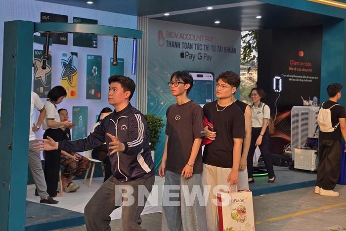 Các bạn trẻ tham gia trò chơi trải nghiệm tại gian hàng của BIDV. Ảnh: Lê Phương/Bnews/vnanet.vn