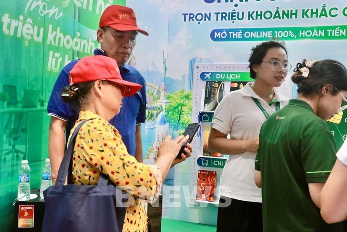 Người dân mở tài khoản ngân hàng hưởng ứng ngày Thanh toán số Việt Nam. Ảnh: Phương Thảo/Bnews/vnanet.vn