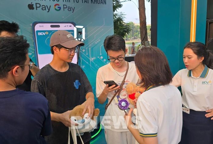 Nhiều trải nghiệm thanh toán số hiện đại thu hút đông đảo người dân, nhất là các bạn trẻ tham gia. Ảnh: Lê Phương/Bnews/vnanet.vn