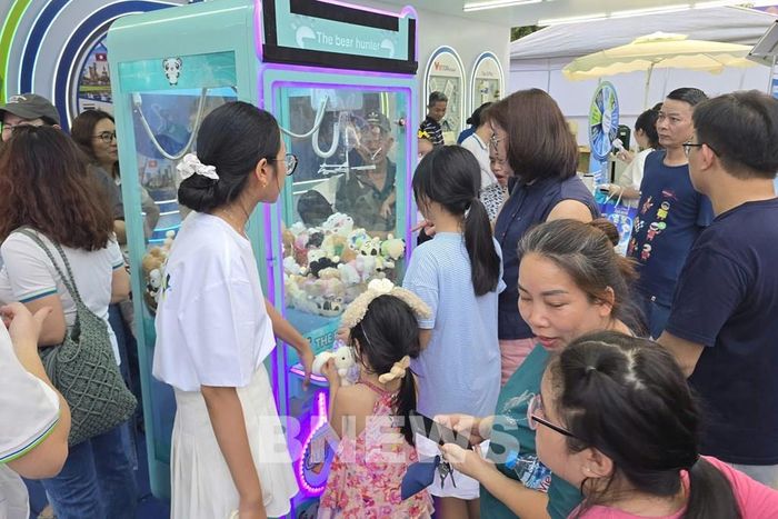 Thông qua các hoạt động trải nghiệm, chương trình tiếp tục lan tỏa thông điệp “Chạm số - Sống xanh”, hướng tới hình thành thói quen thanh toán số và lối sống số trong cộng đồng, đặc biệt là thế hệ trẻ. Ảnh: Lê Phương/Bnews/vnanet.vn