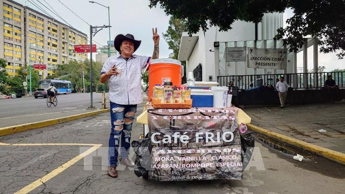 Dù chỉ bán cà phê trên một chếc xe ba bánh, thương hiệu Café FRIO hiện đã có nửa triệu người theo dõi trên mạng xã hội. Ảnh: Phi Hùng - PV TTXVN tại Mexico