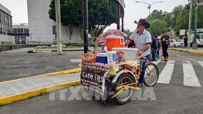 Juan điều khiển xe ba bánh bán cà phê trên một con phố thủ đô Mexico City. Ảnh: Phi Hùng - PV TTXVN tại Mexico