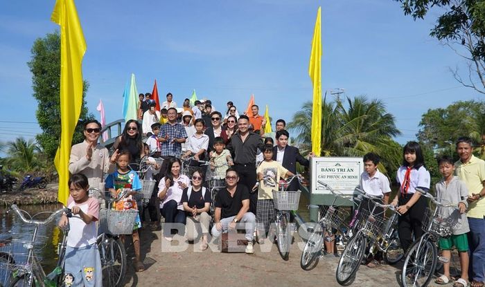 Ban tổ chức tặng 20 chiếc xe đạp cho học sinh có hoàn cảnh khó khăn ở xã An Minh. Ảnh: Văn Sĩ - TTXVN