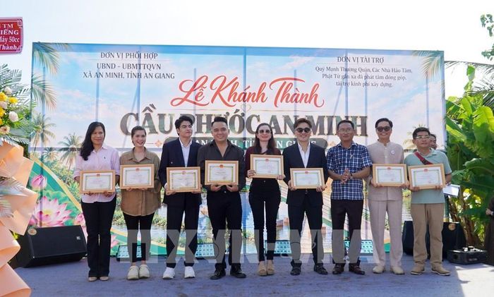 Lãnh đạo xã An Minh tặng Giấy khen cho các tập thể, cá nhân đóng góp kinh phí xây cầu Phước An Minh. Ảnh: Văn Sĩ - TTXVN