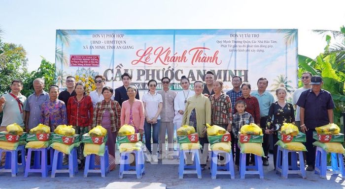 Ban tổ chức tặng quà cho hộ có hoàn cảnh khó khăn ở xã An Minh. Ảnh: Văn Sĩ - TTXVN