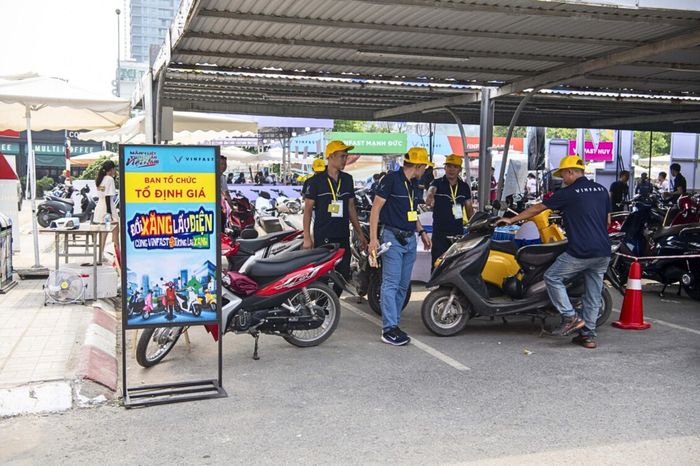 Các hãng xe tổ chức chương trình thu xe máy xăng, đổi xe máy điện.