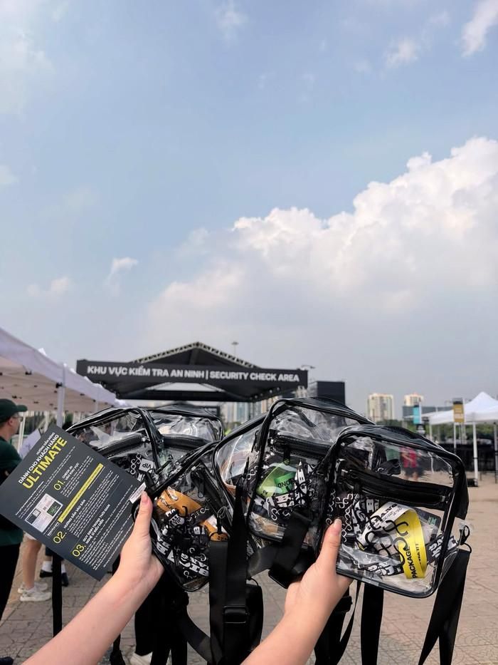 Nhiều khán giả đã đến sân vận động để đổi vòng tay, hoàn tất thủ tục check-in trong hai ngày 22 và 23/10.