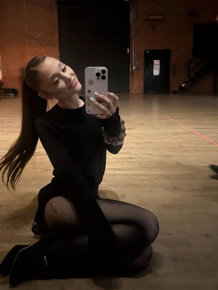 Dù từng thử nghiệm nhiều phong cách khác nhau, Ariana Grande vẫn luôn gắn liền với hình ảnh mái tóc dài được buộc cao gọn gàng.