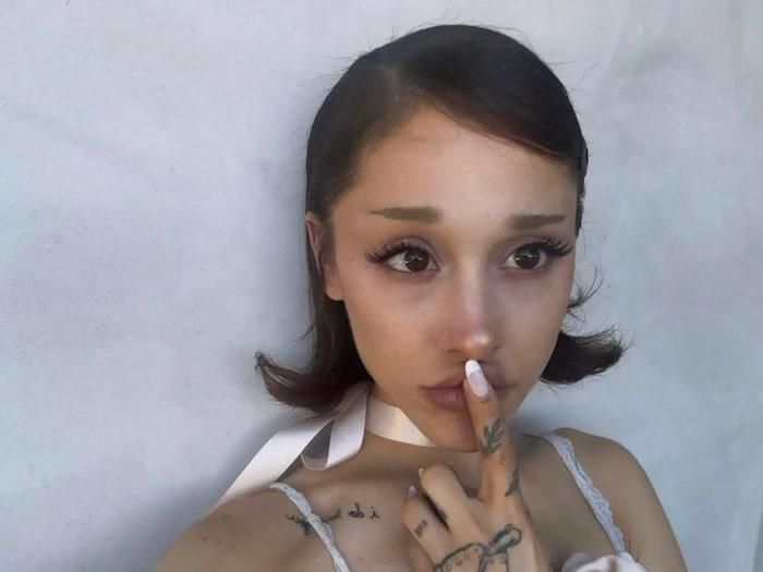 Ariana Grande đã đăng tải lên trang Instagram cá nhân loạt ảnh selfie khoe diện mạo mới.