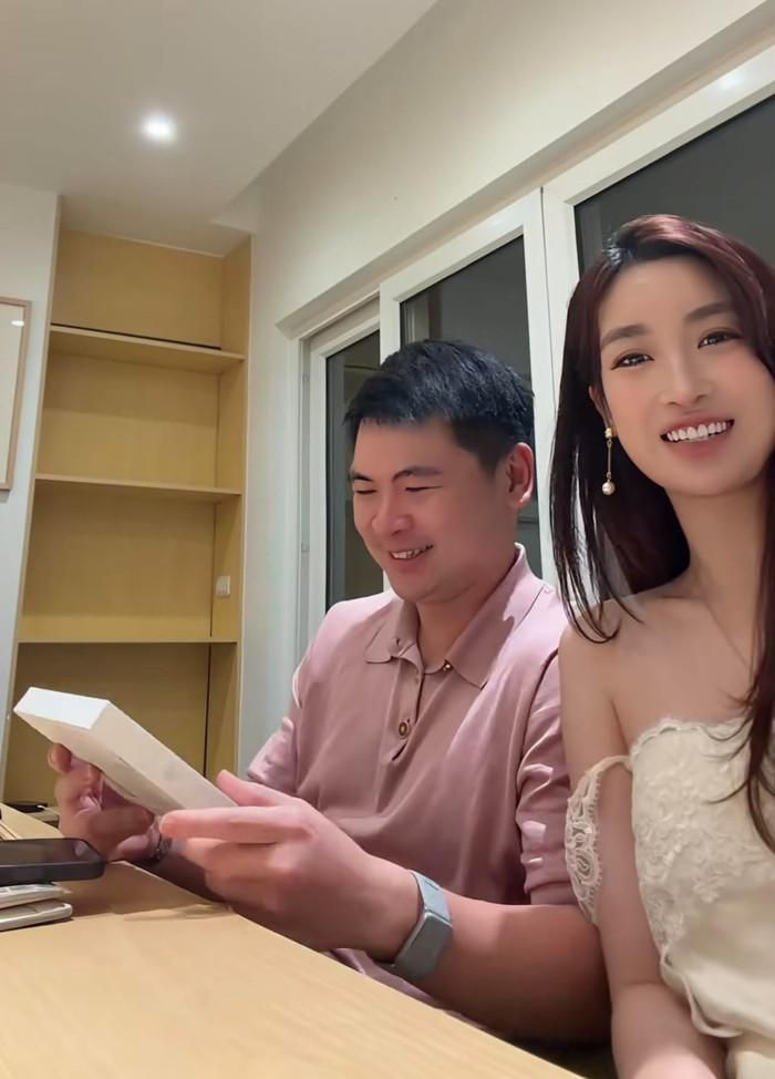 Đỗ Mỹ Linh tặng quà khiến chồng thích thú.