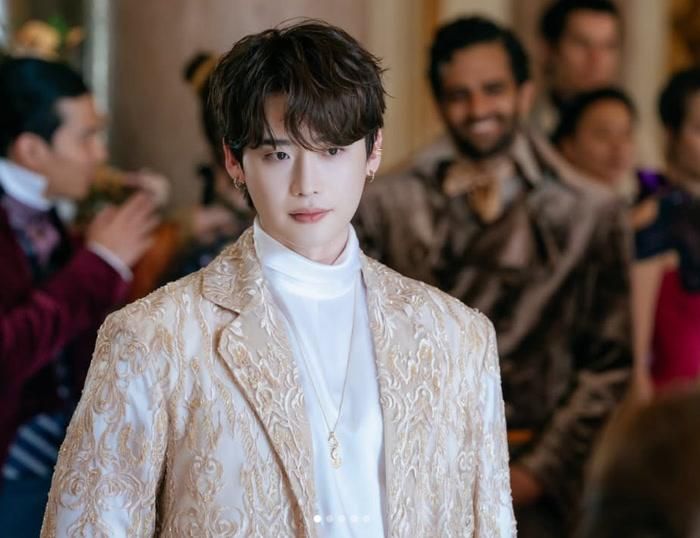 Lee Jong Suk tiếp tục thể hiện sức hút khi xuất hiện tại các sự kiện thời trang và thương hiệu.