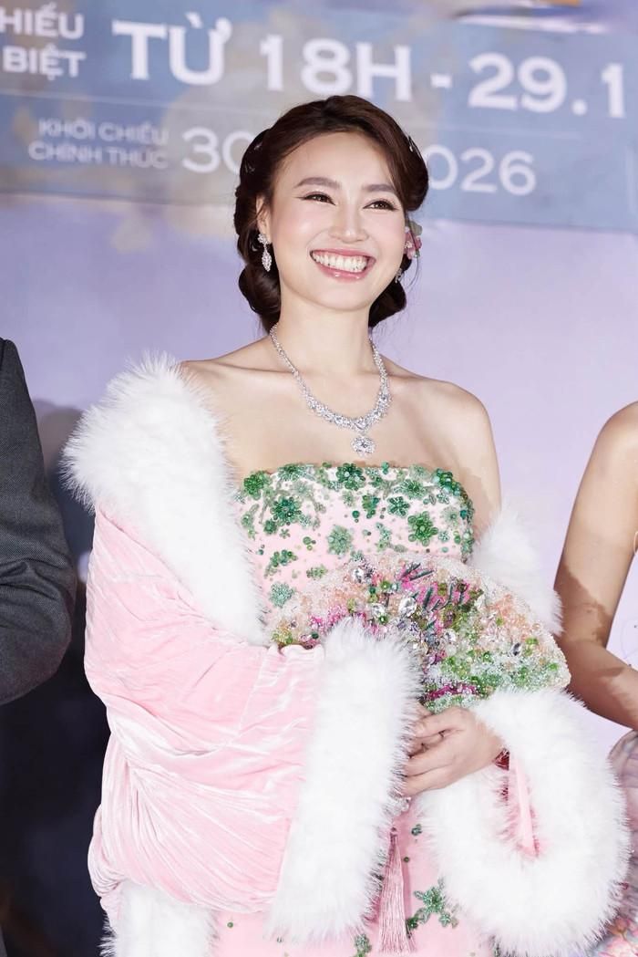 Ninh Dương Lan Ngọc duy trì sức hút sau nhiều năm hoạt động nghệ thuật.
