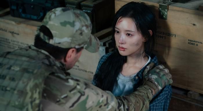 Kim Ji Won đối mặt với nguy hiểm trong quá khứ bí ẩn ở Doctor X.