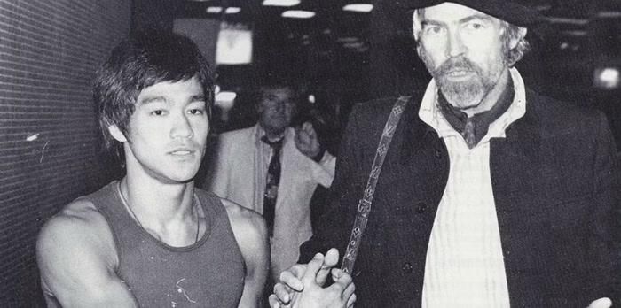 James Coburn không chỉ học võ mà còn đặc biệt ngưỡng mộ tư tưởng Triệt Quyền Đạo của Lý Tiểu Long.