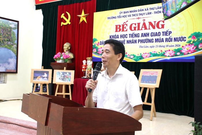 Thầy Đào Xuân Sinh, Hiệu trưởng Trường Tiểu học và THCS Thụy Lâm, xã Thư Lâm, TP Hà Nội phát biểu khai mạc buổi Lễ bế giảng.