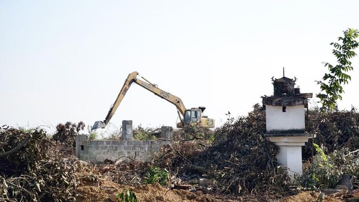Máy móc liên tục hoạt động giải phóng mặt bằng tại khu vực dự án trong những ngày gần đây.