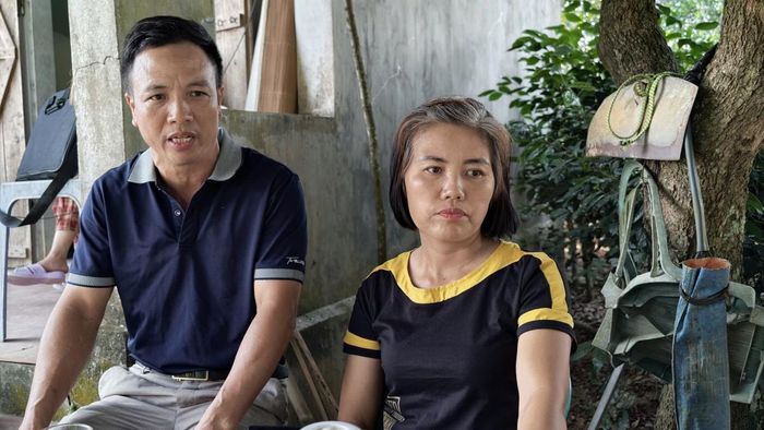 Ông Phùng Đăng Thanh và vợ chia sẻ những băn khoăn khi phương án bồi thường xác định 300m² trong tổng diện tích 1.000m² của gia đình là đất ở.