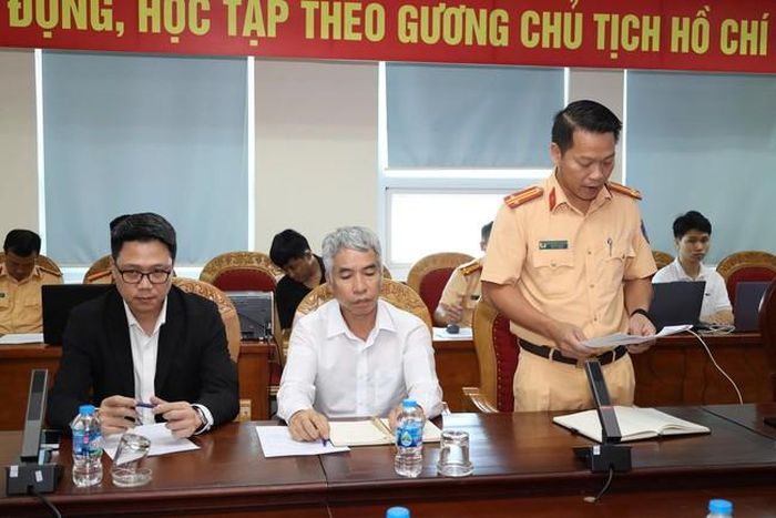 Trung tá Nguyễn Ngọc Phương, Trưởng phòng Cảnh sát giao thông Công an tỉnh báo cáo kết quả phối hợp nghiên cứu, triển khai ứng dụng thiết bị bay không người lái (UAV) phục vụ công tác tuần tra, kiểm soát, bảo đảm an ninh, trật tự và trật tự, an toàn giao thông