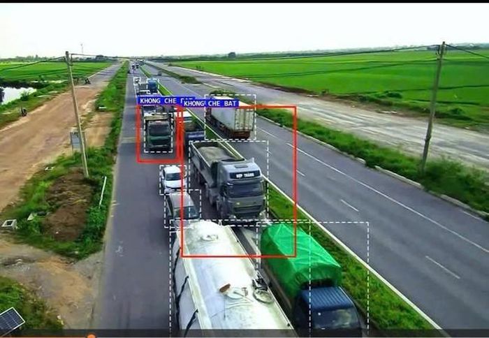 UAV giám sát phương tiện trên tuyến đường, hỗ trợ phát hiện các dấu hiệu vi phạm giao thông.