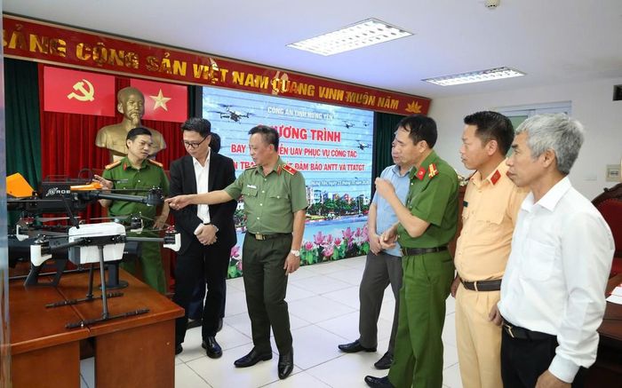 Thiếu tướng Trần Xuân Ánh, Giám đốc Công an tỉnh Hưng Yên (thứ 3 từ trái qua) yêu cầu đánh giá toàn diện hiệu quả, tính khả thi và các điều kiện bảo đảm an toàn trước khi nghiên cứu triển khai ứng dụng UAV vào thực tiễn công tác.