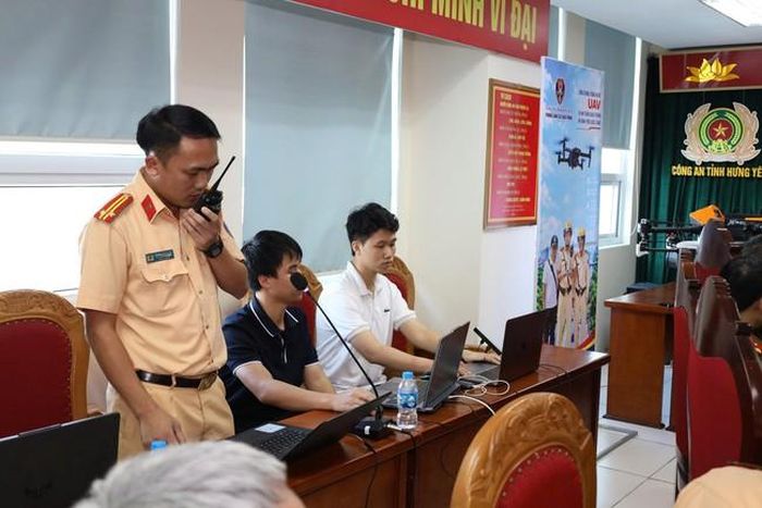 Trung tá Hoàng Văn Tiến, Phó Trưởng phòng Cảnh sát giao thông Công an tỉnh thuyết trình, điều hành chương trình bay trình diễn UAV, giới thiệu khả năng ứng dụng thiết bị bay không người lái trong công tác giám sát giao thông, hỗ trợ chỉ huy, điều hành và xử lý các tình huống phát sinh trên địa bàn