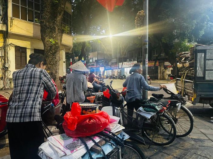Hình ảnh quen thuộc mỗi khi chiều về tại điểm thu gom phế liệu trên địa bàn phường Hai Bà Trưng (Hà Nội)