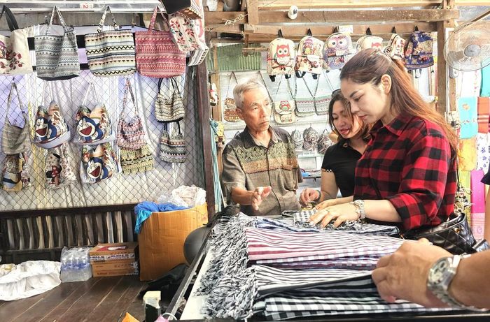 Du khách tham quan không gian trưng bày dệt thổ cẩm làng chăm Châu Phong