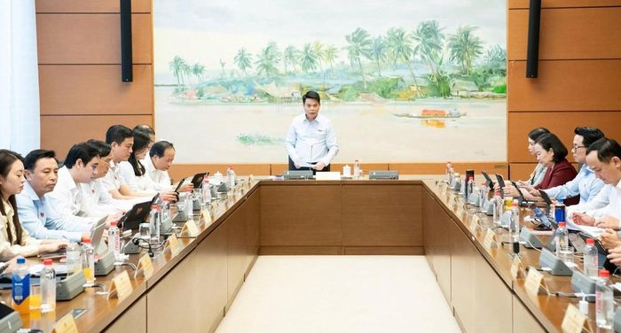 Các đại biểu tại tổ thảo luận số 3 (đoàn Hải Phòng, Lạng Sơn, Hà Tĩnh) sáng 24/10