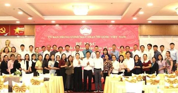 Ông Cao Xuân Thạo, Phó Chủ tịch Ủy ban Trung ương MTTQ Việt Nam, PGS.TS Lê Bá Trình, Ủy viên Đoàn Chủ tịch, nguyên Phó Chủ tịch Ủy ban Trung ương MTTQ Việt Nam và các học viên chụp ảnh lưu niệm kết tại lễ bế mạc. Ảnh: QĐ