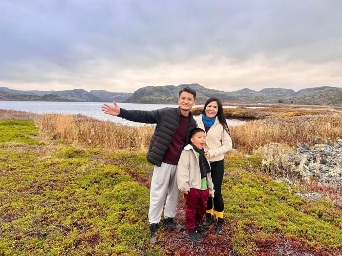 Gia đình 3 người đặt chân đến làng Teriberka, vùng đất ven biển Barents ở miền Bắc nước Nga, nơi nổi tiếng với cảnh quan hoang sơ và được ví như “tận cùng thế giới”