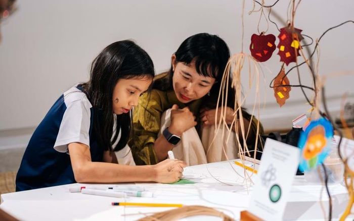 Khách tham quan trải nghiệm tại sự kiện.