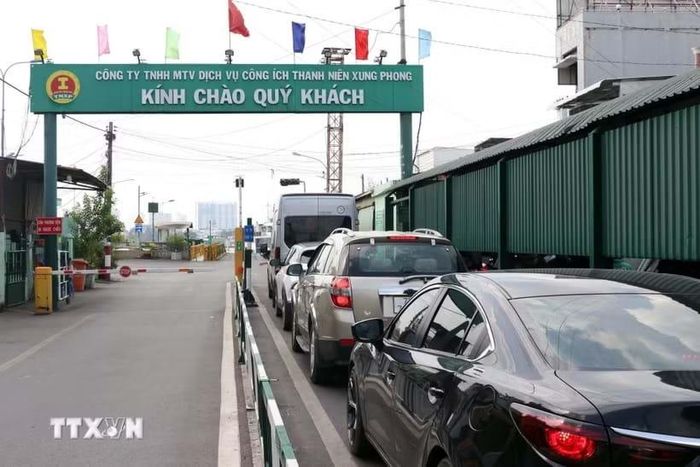 Các phương tiện xếp hàng chờ qua phà Cát Lái, hướng từ thành phố Đồng Nai về TP.HCM. Ảnh: Tiến Lực/TTXVN