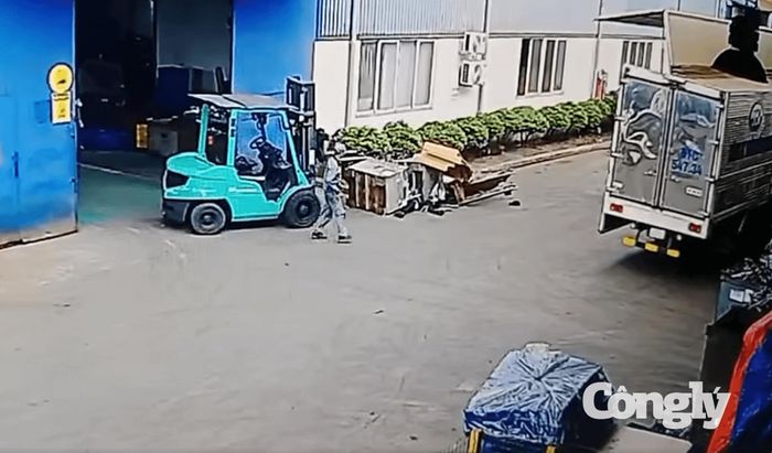 Thời điểm anh T. bị 2 kiện hàng đè trúng khiến nạn nhân tử vong.