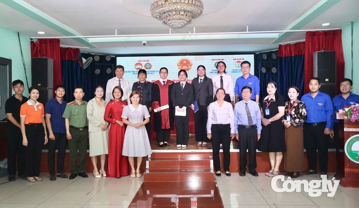 Các đại biểu chụp hình lưu niệm.