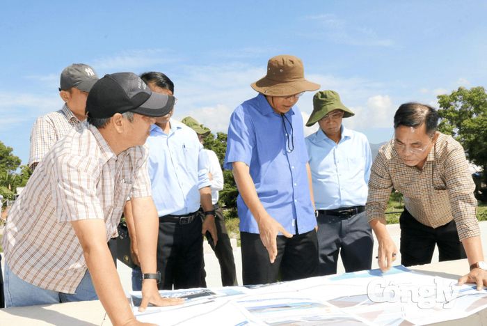 Phó Chủ tịch UBND tỉnh Lâm Đồng Nguyễn Minh (ở giữa) kiểm tra tiến độ thi công dự án.