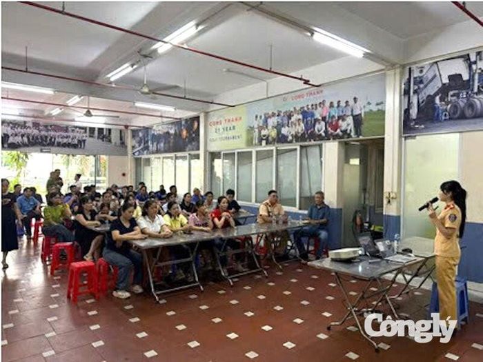 Lực lượng Cảnh sát giao thông tuyên truyền đến các tài xế trực tiếp điều khiển phương tiện vận tải liên quan đến ma túy.