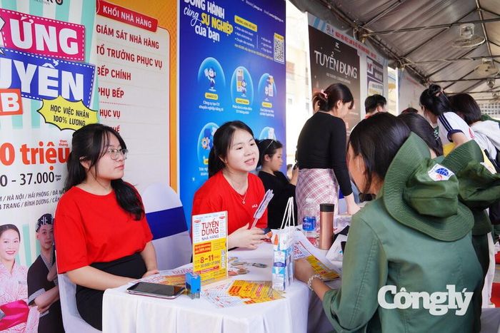Sinh viên tham gia phỏng vấn trực tiếp với doanh nghiệp.
